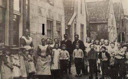 Bewoners van de Kerkstraat (thans Arent Dircksz. Vosstraat) in De Lier. Tweede Wereldoorlog.