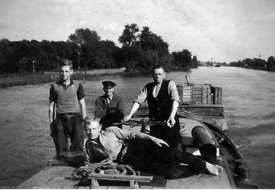 Schipper Jan van den Berg aan het roer van De Hoop 5, omgekomen in de Tweede Wereldoorlog.